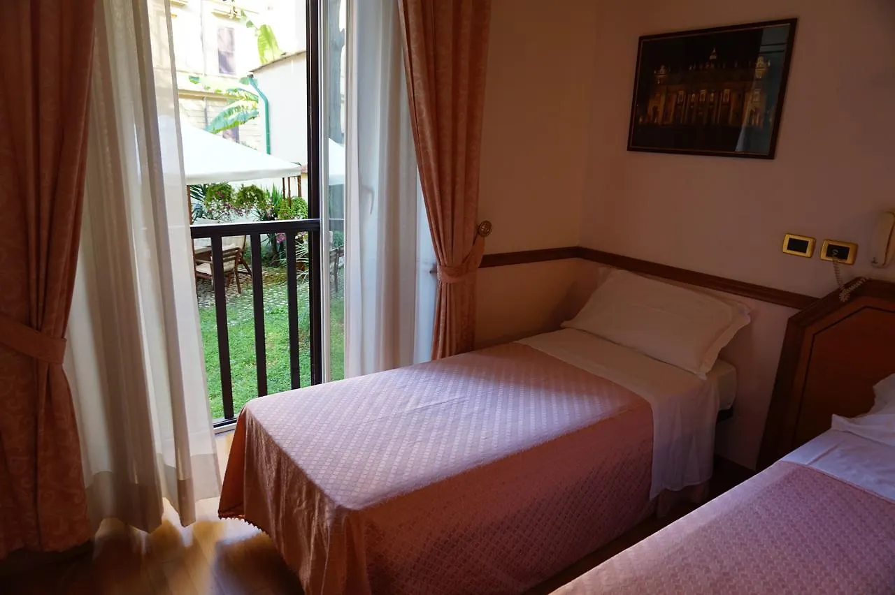 Green Hotel Rome 2*,